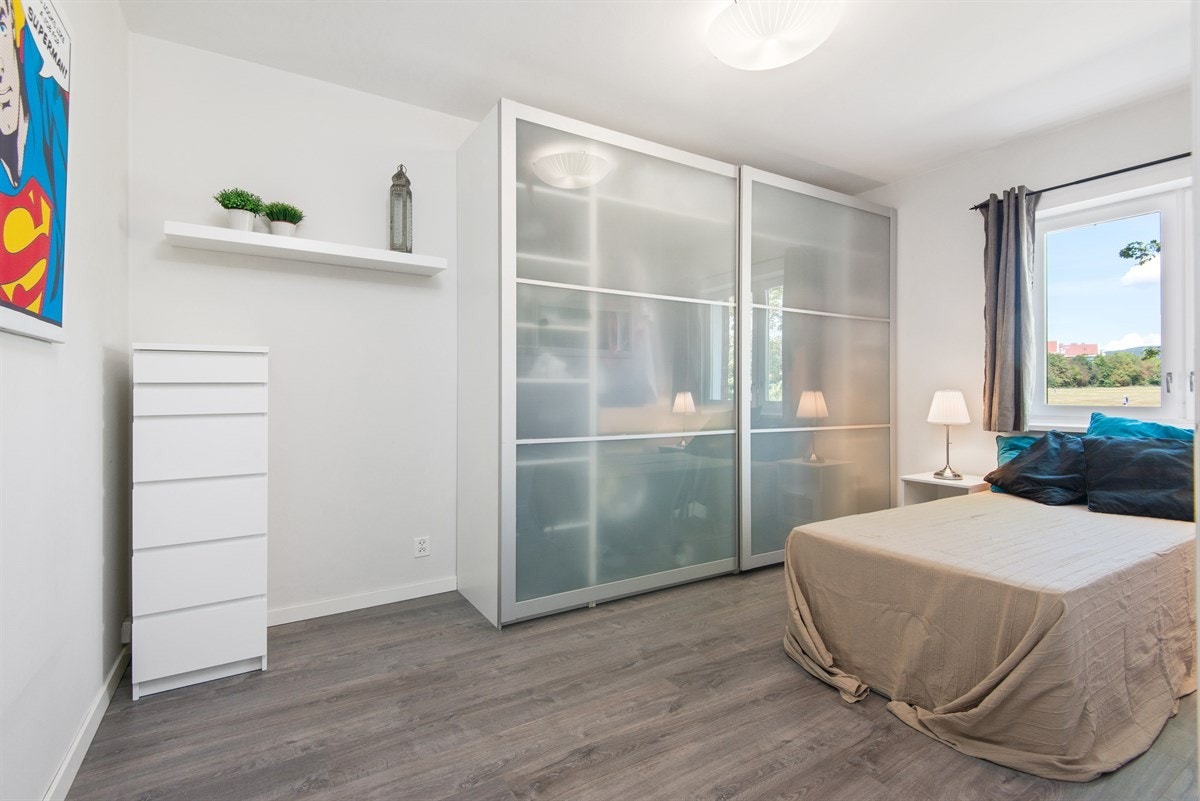 Plass til dobbeltseng, skrivebord og kommode. Her er det god plass til å innrede etter ønske og behov! Galleribilde