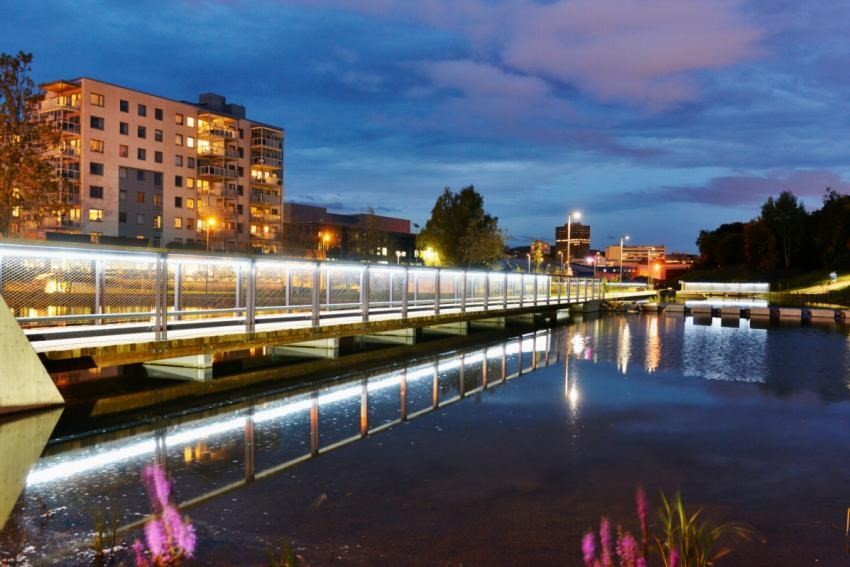 Flotte Teglverksdammen med flotte tuveier og belysning. Galleribilde
