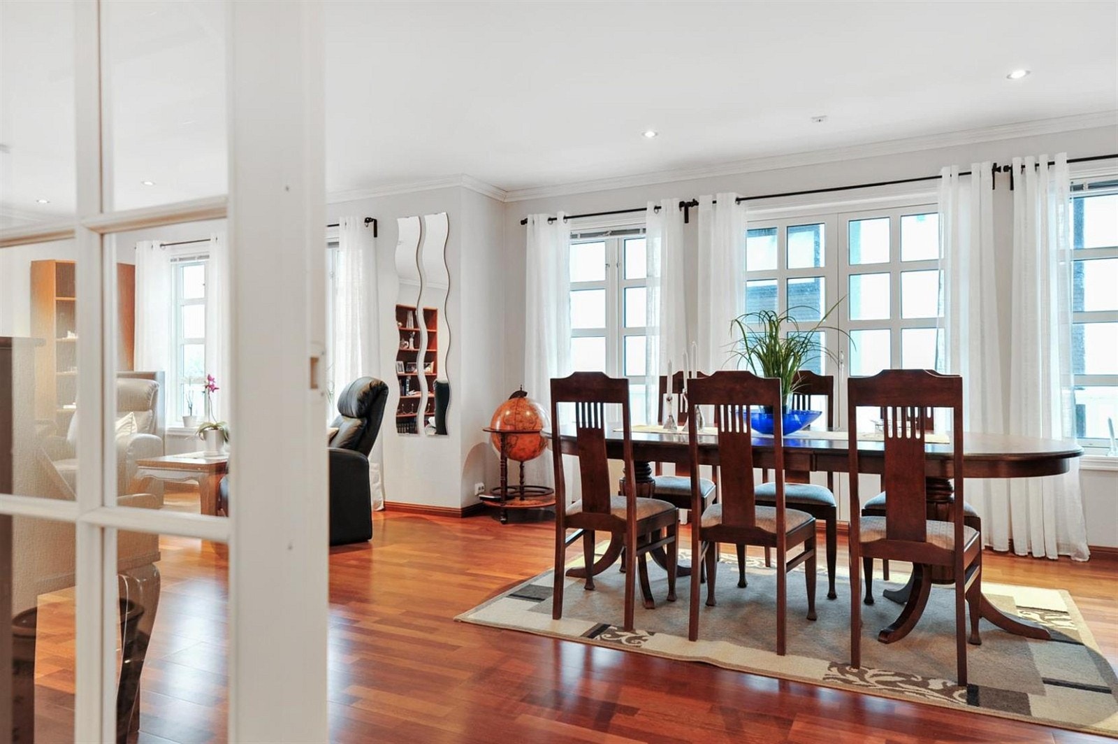 Inngang til stuen fra inngangspartiet. Galleribilde
