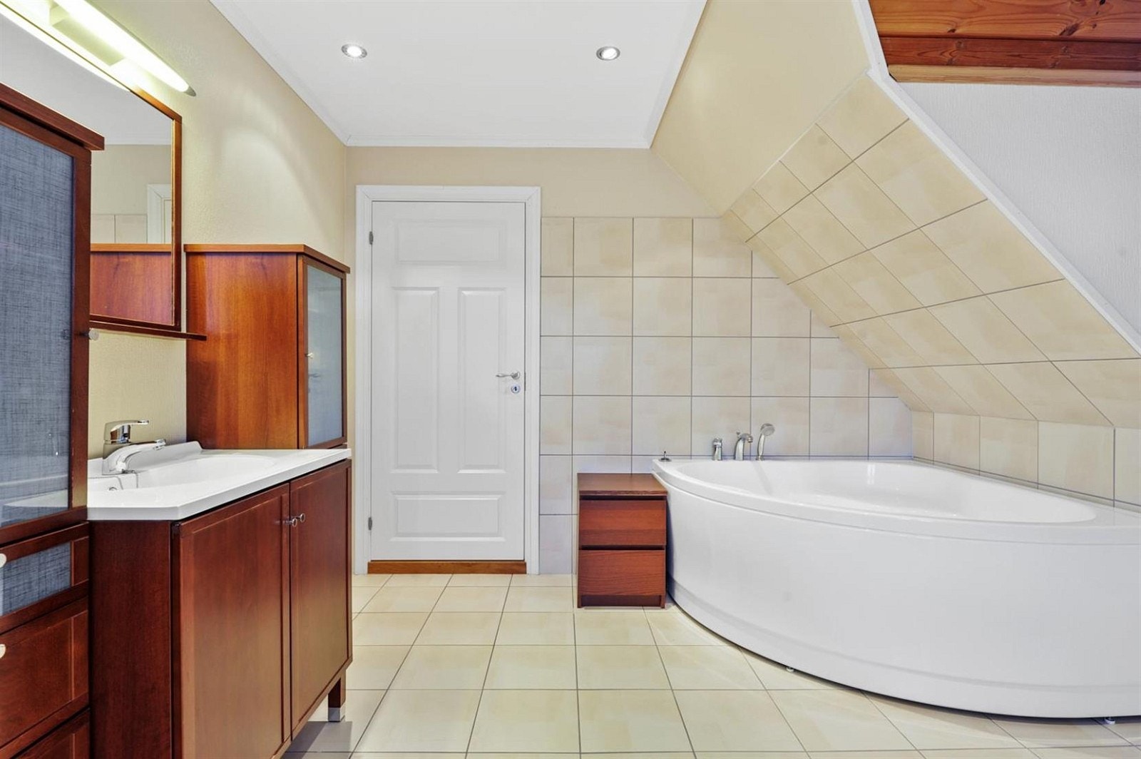 Badet er helfliset og leveres med badekar, dusj, servant og toalett med downlight i himlingen. Galleribilde