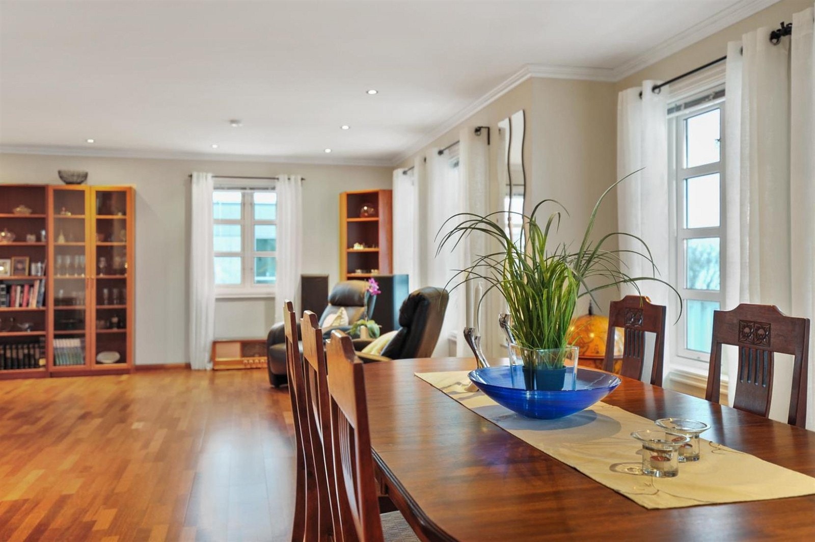 Stort spisebord med god plass til familie og gjester. Galleribilde