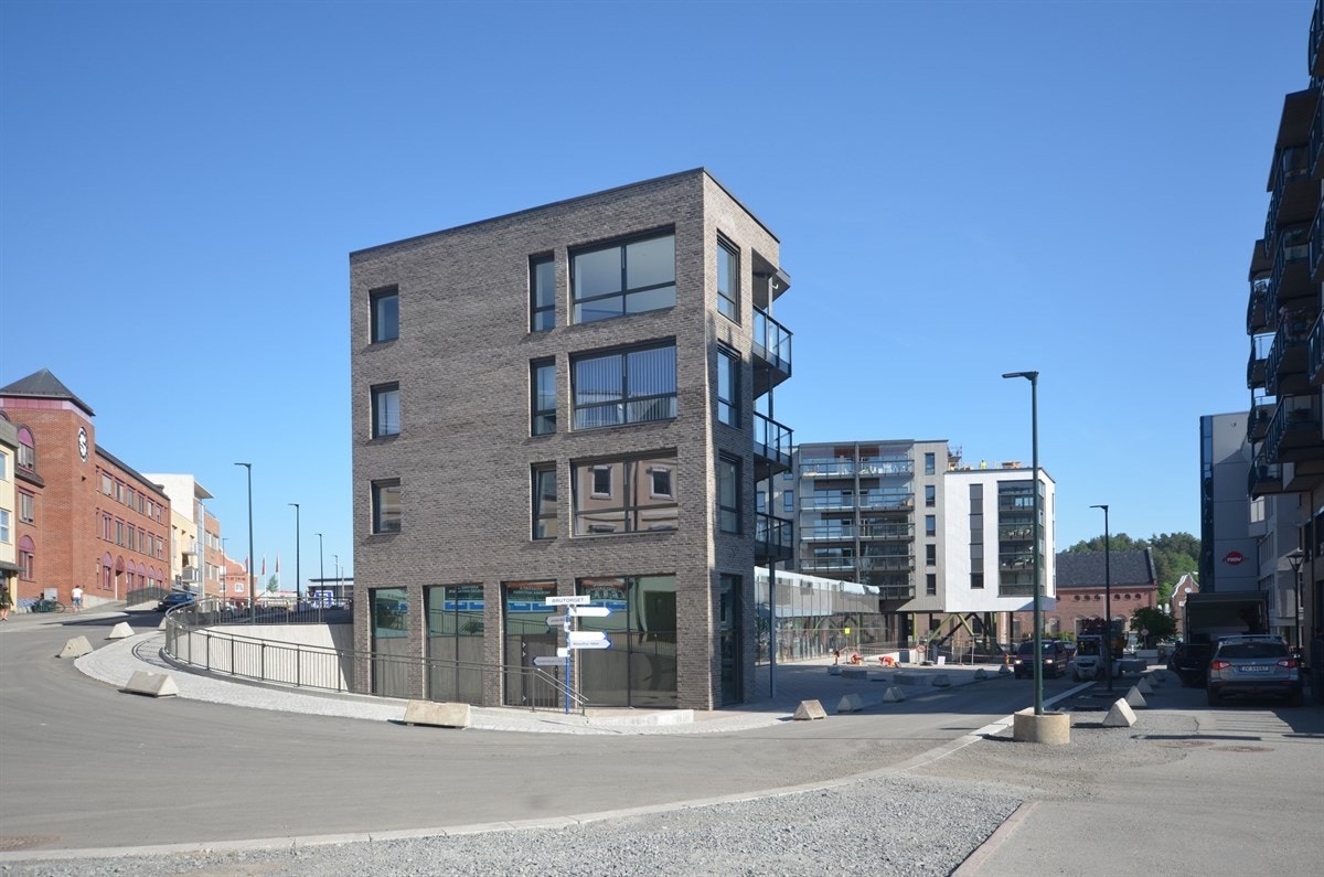 Bygget ligger midt i Hønefoss sentrum. Leiligheten ligger øverst til venstre ved den siden av hvite delen. Galleribilde