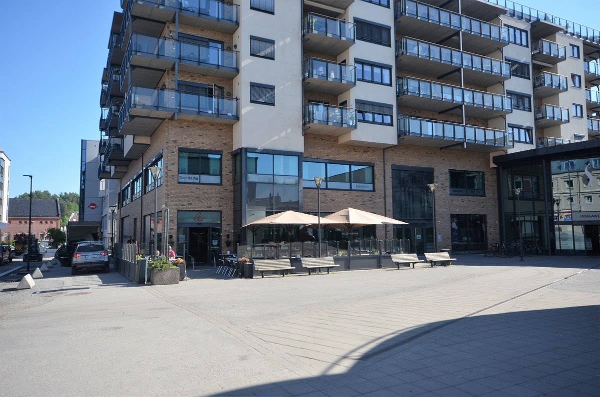 Koselig torv med butikker og kafeer et stenkast unna boligen. Galleribilde