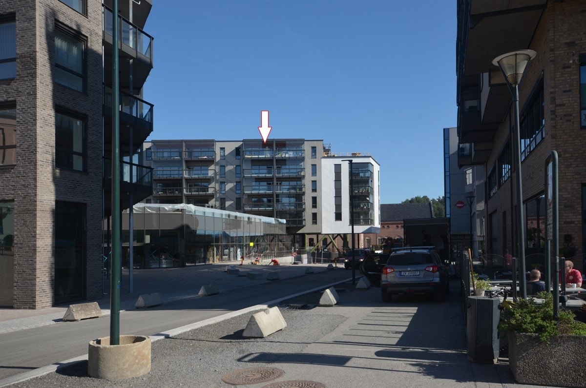 Se leilighetens beliggenhet ved pilen. Øverst med stor balkong. Galleribilde