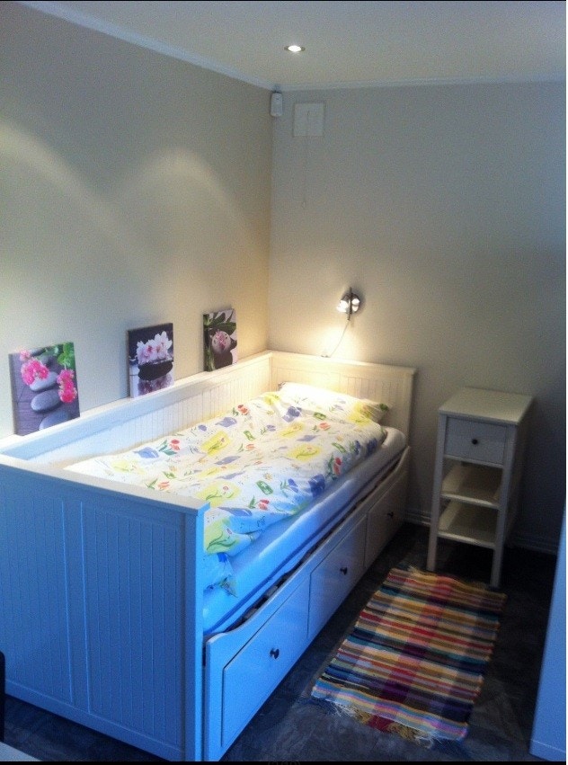 Soveplass med dagseng og romdeler Galleribilde