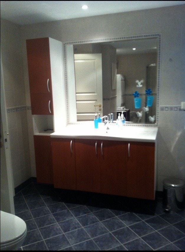 Baderomsinnredning med mye skapplass Galleribilde