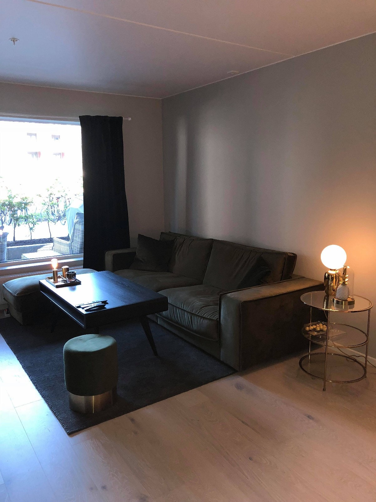 Stue - høy standard. De som bor der har satt sitt eget preg på stuen. Galleribilde