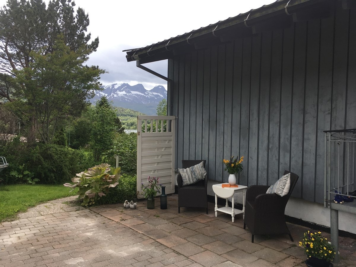 Sitteplass på baksiden av huset også. Her flytter man seg etter sola! Galleribilde