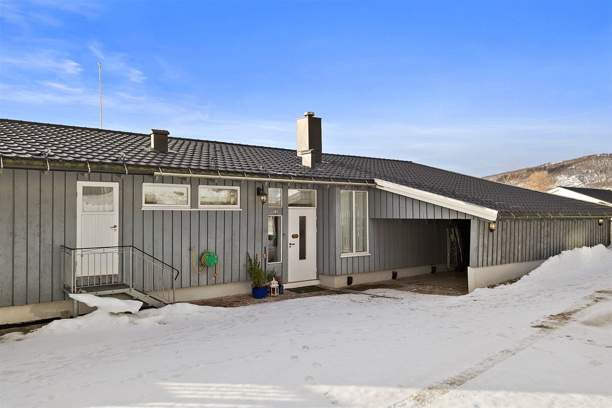 Inngangsparti, med carport Galleribilde