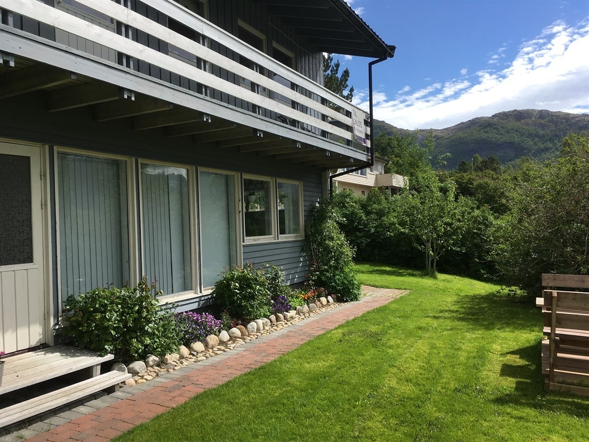 Stor tomt med flott hage Galleribilde