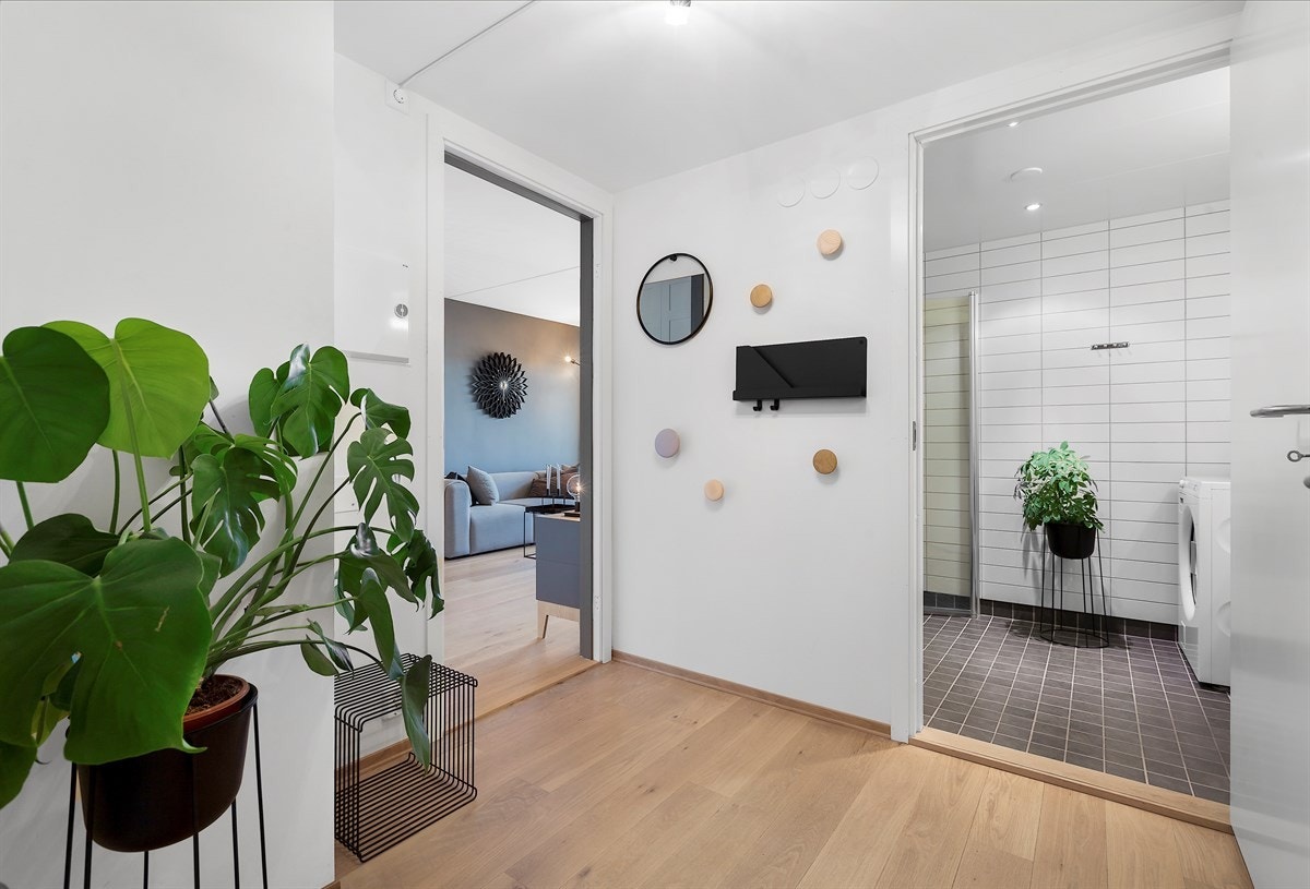 Praktisk inngangsparti med god plass til yttetøy og sko Galleribilde