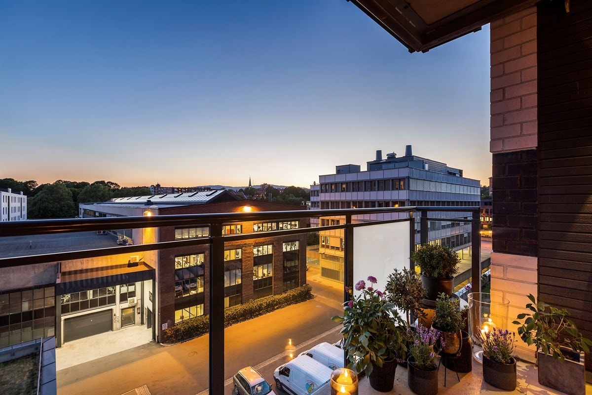 Fantastisk utsyn fra den romslige og vestvendte balkongen - Nyt solen! Galleribilde