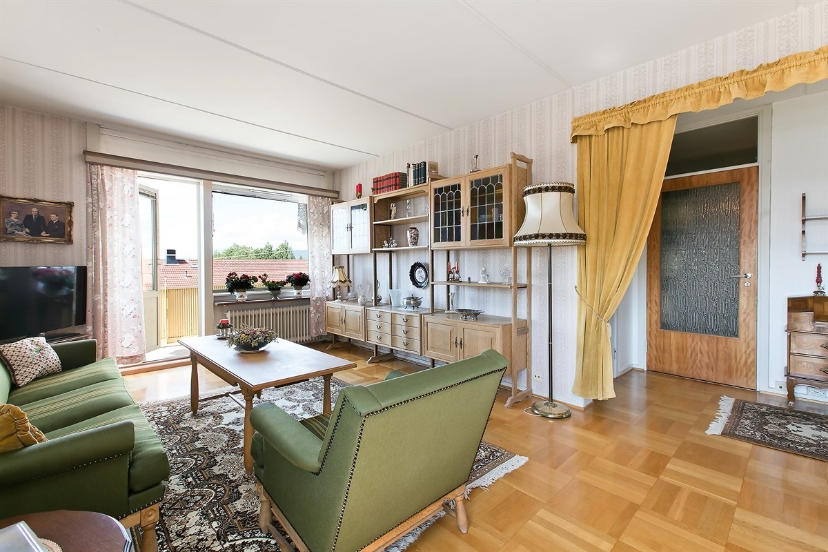 Dette gir stuen mye naturlig lys gjennom hele dagen Galleribilde