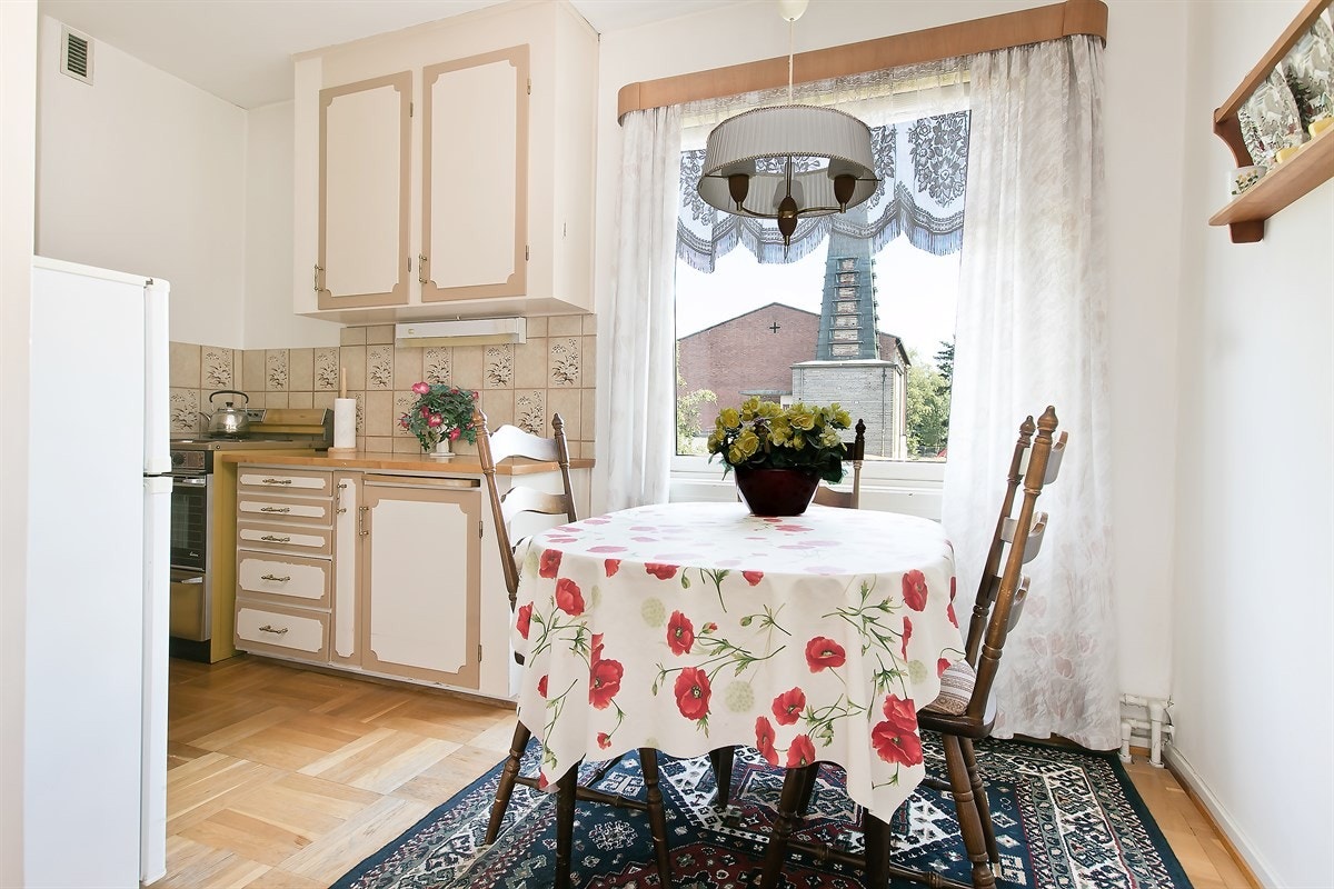 Fra spiseplassen på kjøkkenet har man flott utsikt mot Tonsen kirke Galleribilde