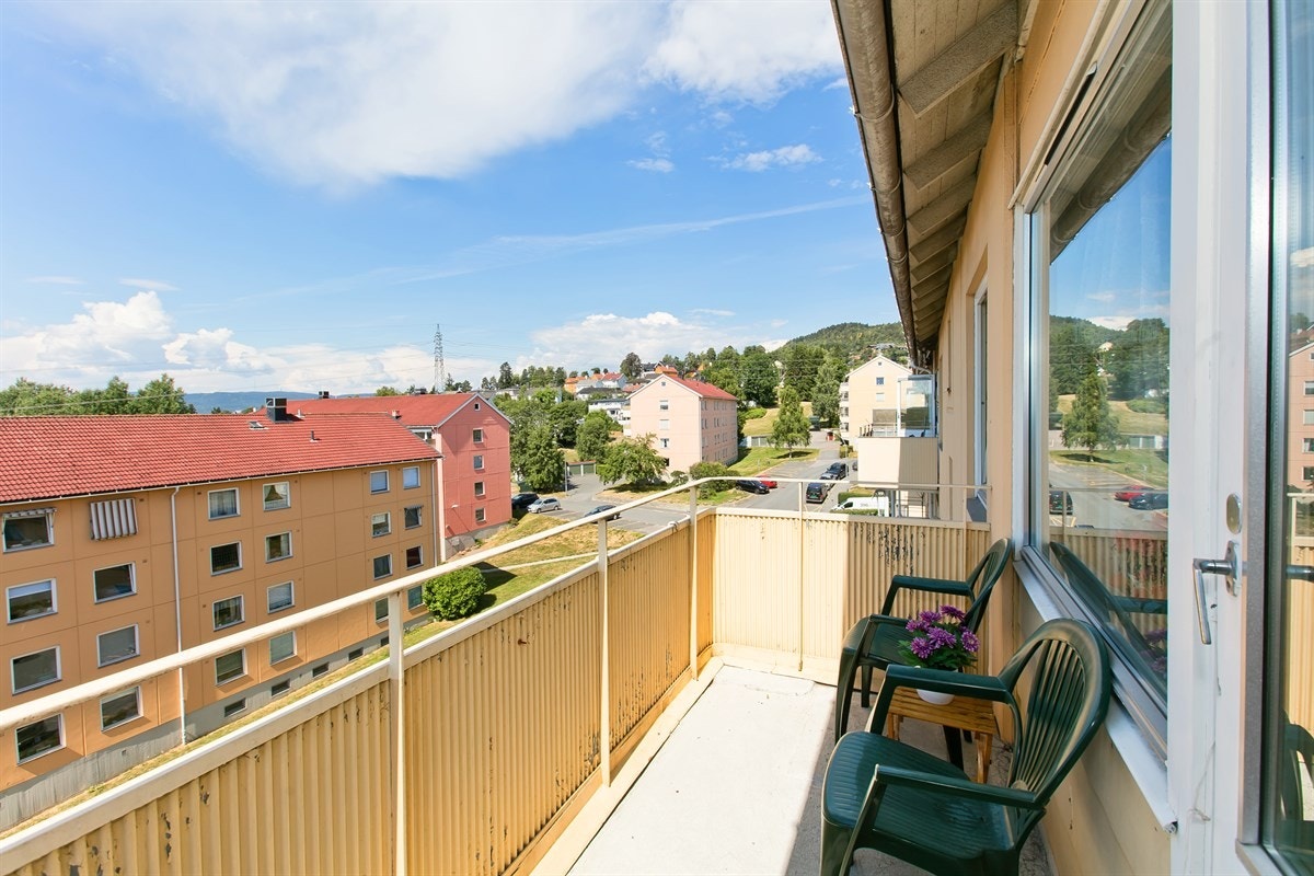 Stor vestvendt balkong med fantastiske solforhold Galleribilde