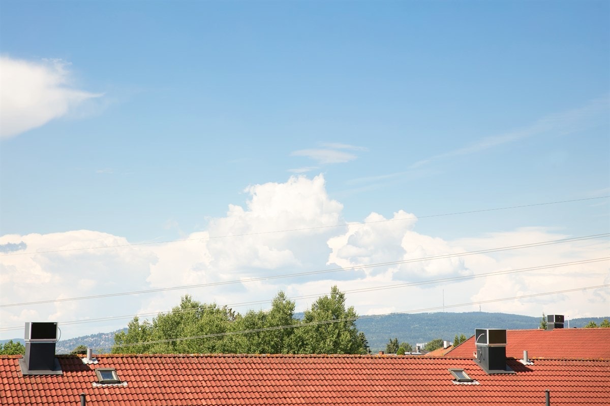 Solen har man helt til kvelden da den går ned bak Holmenkollen i vest Galleribilde