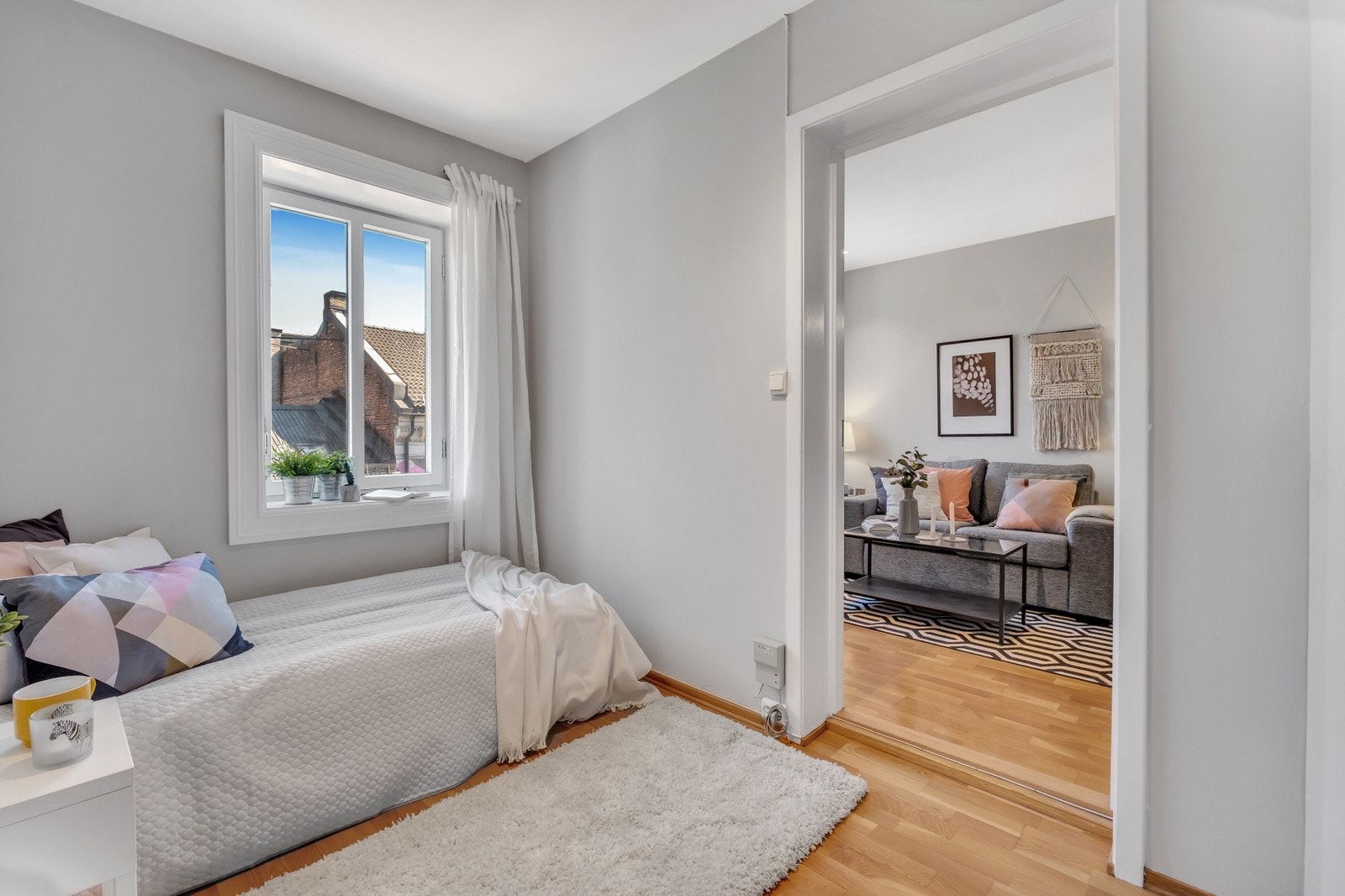 Soverom 2, dør til stue (illustrasjonsfoto fra prospekt) Galleribilde