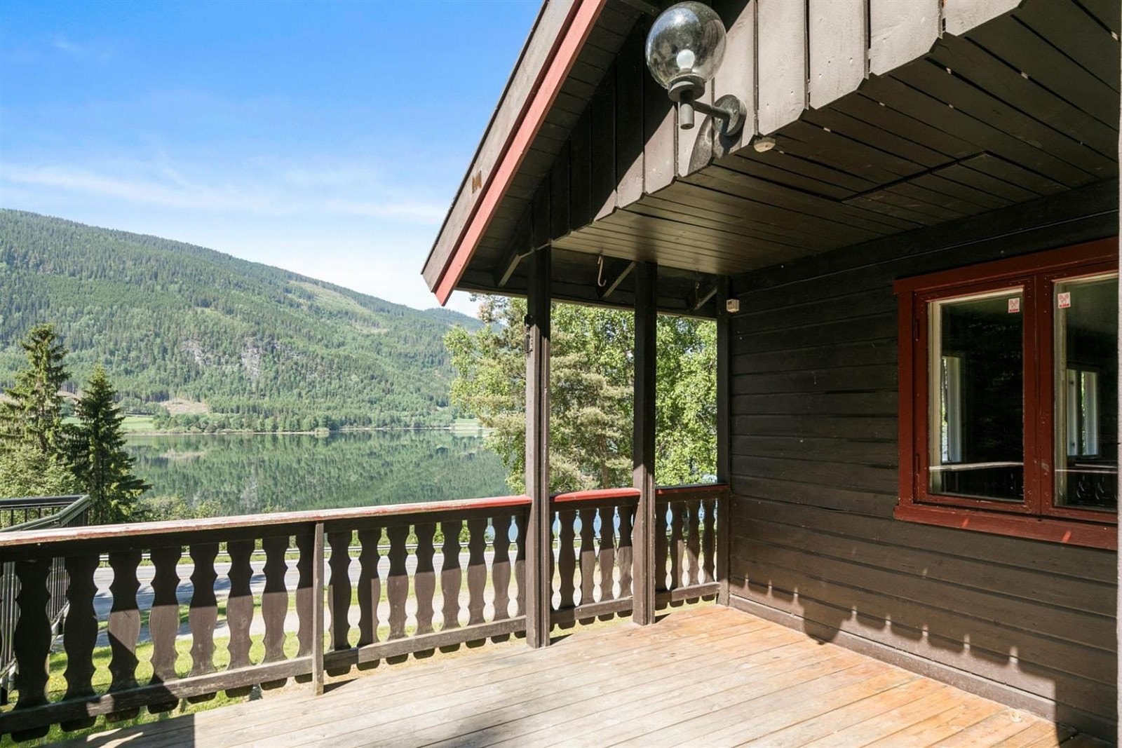 Solrik terrasseplatting med fin utsikt til Lågen Galleribilde