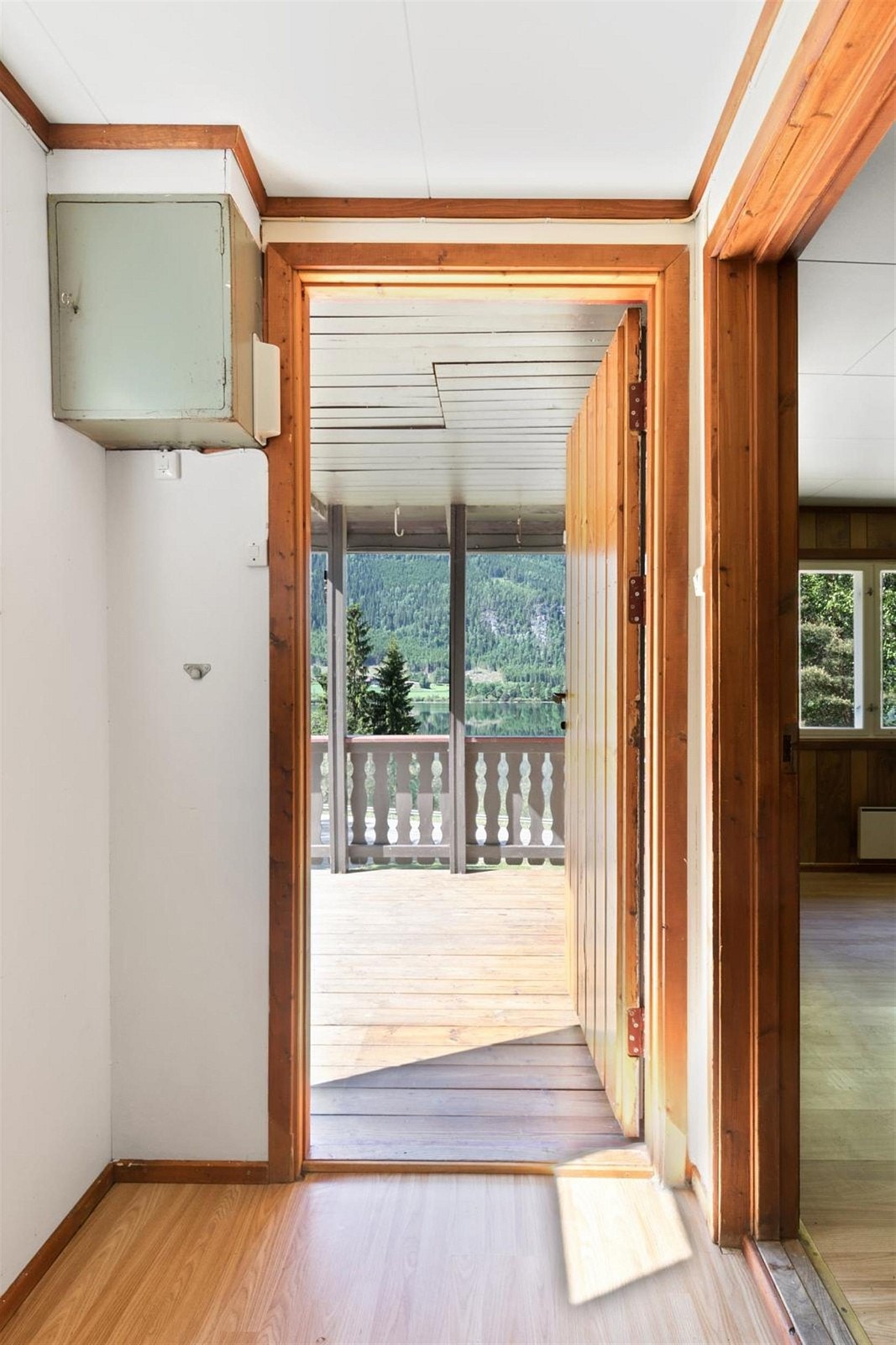 Lys og åpen entre med adkomst fra terrassepaltting Galleribilde