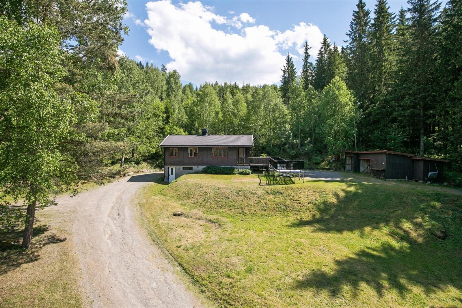 Eiendommen grenser til store skogsområder. Galleribilde