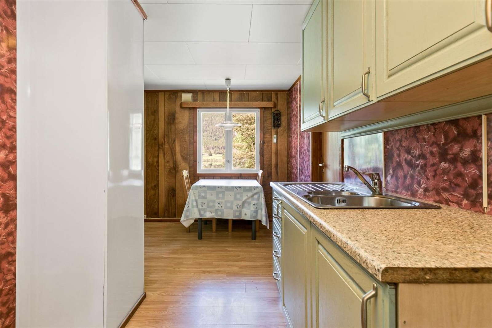 På kjøkkenet er det opplegg for hivtevarer Galleribilde