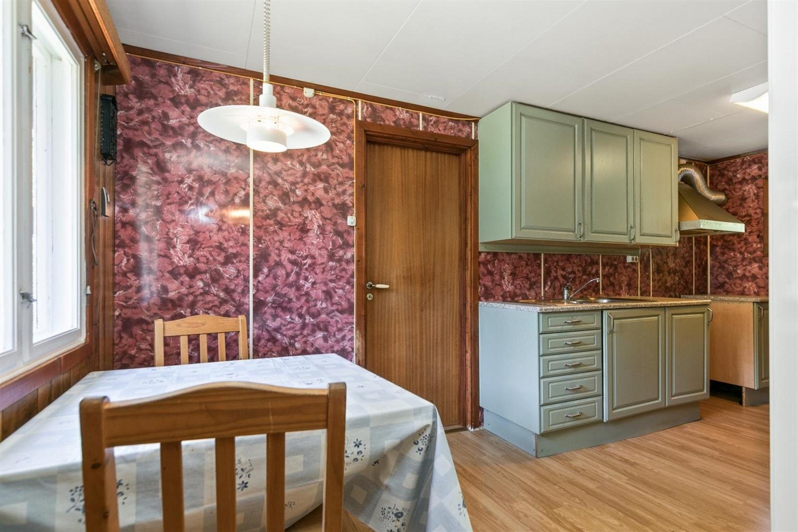 I tilknytning til kjøkkenet er det plass til en koselig spiseplass Galleribilde