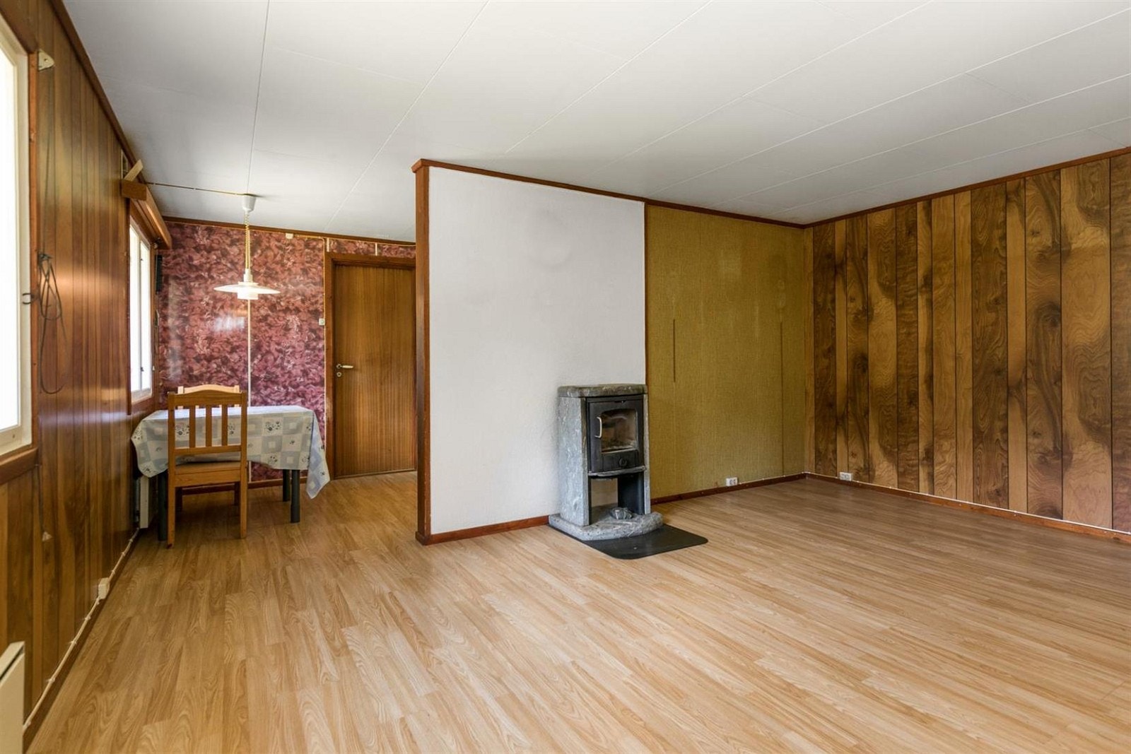 I stuen er det satt inn en koselig vedovn som avgir god varme. Galleribilde