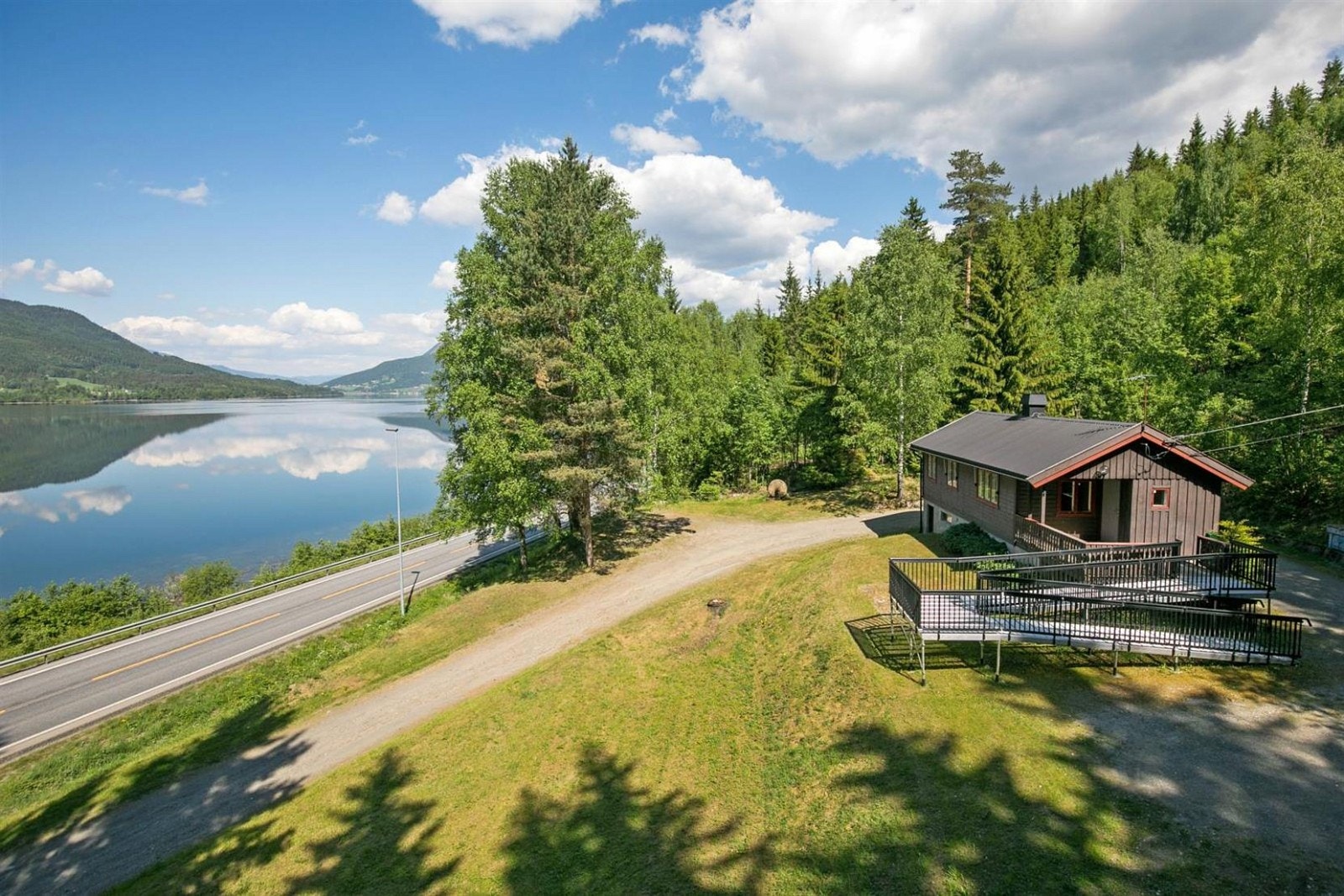 Kongsvegen 1843 har god utsikt mot Lågen. Galleribilde