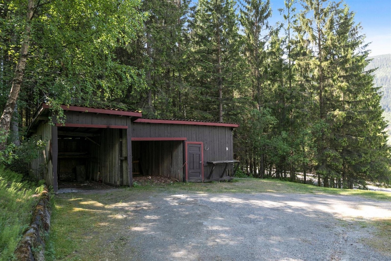 Parkering i carport eller på romslig gårdsplass. Galleribilde