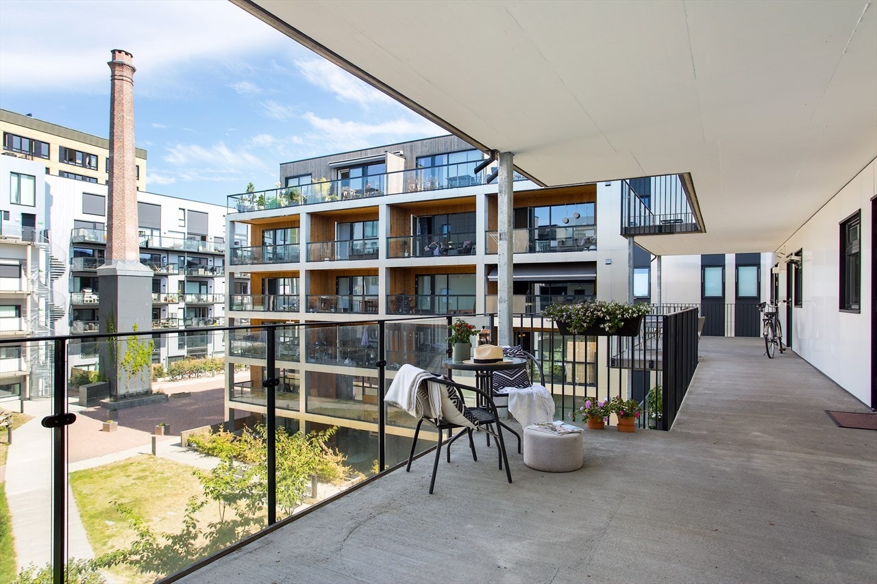 Svalgang med god plass til koselig sittegruppe. Galleribilde