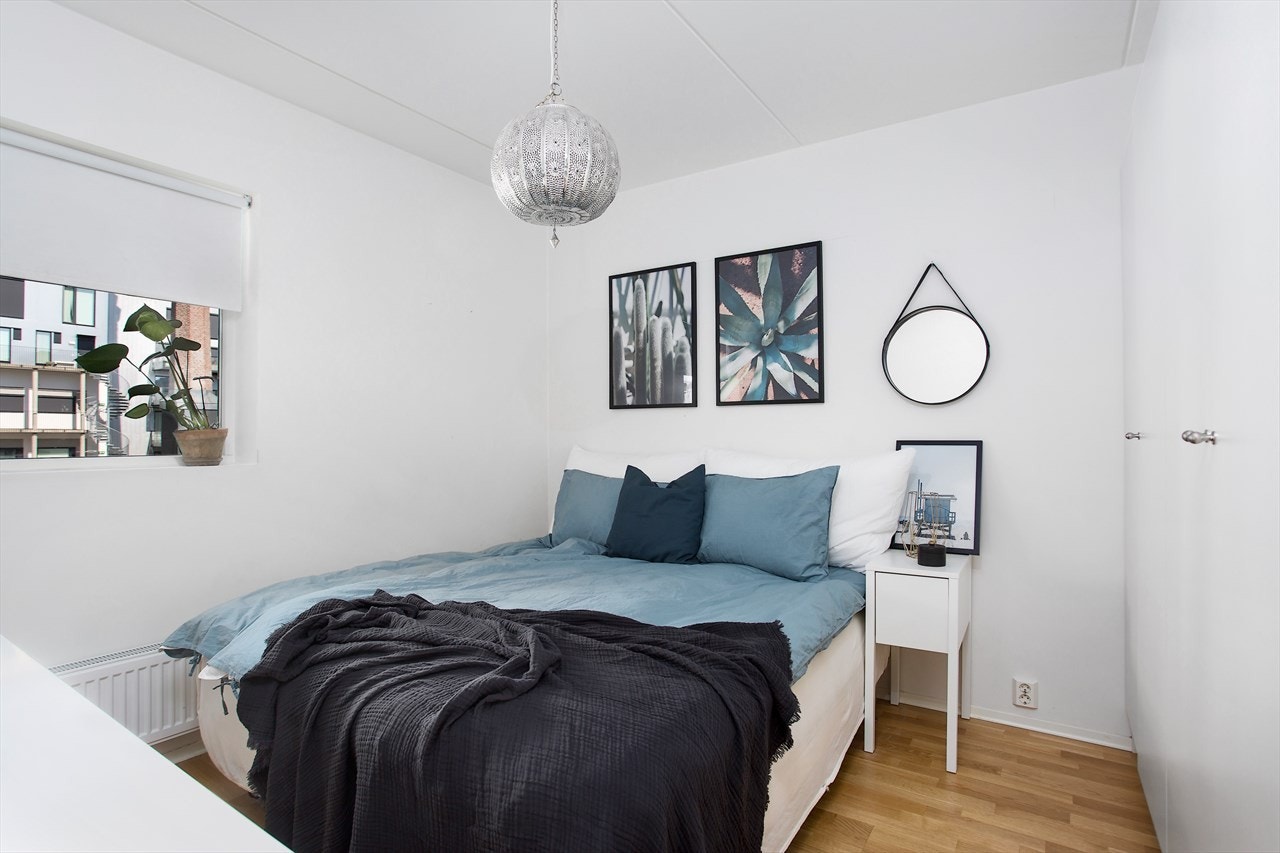 Lyst og romslig soverom med god plass til både dobbeltseng og garderobeskap. Soverommet vender ut mot bakgård. Galleribilde