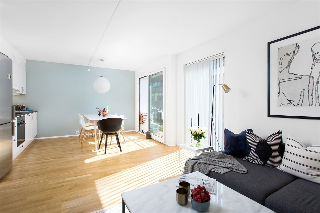 Leiligheten er malt i lyse, tidsriktige farger og har pen parkett på gulv. Galleribilde