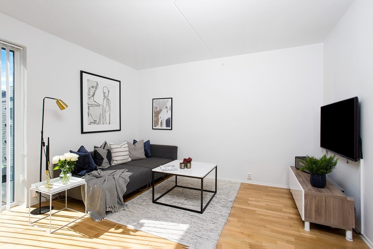 God plass til sofagruppe med TV-møblement. Galleribilde