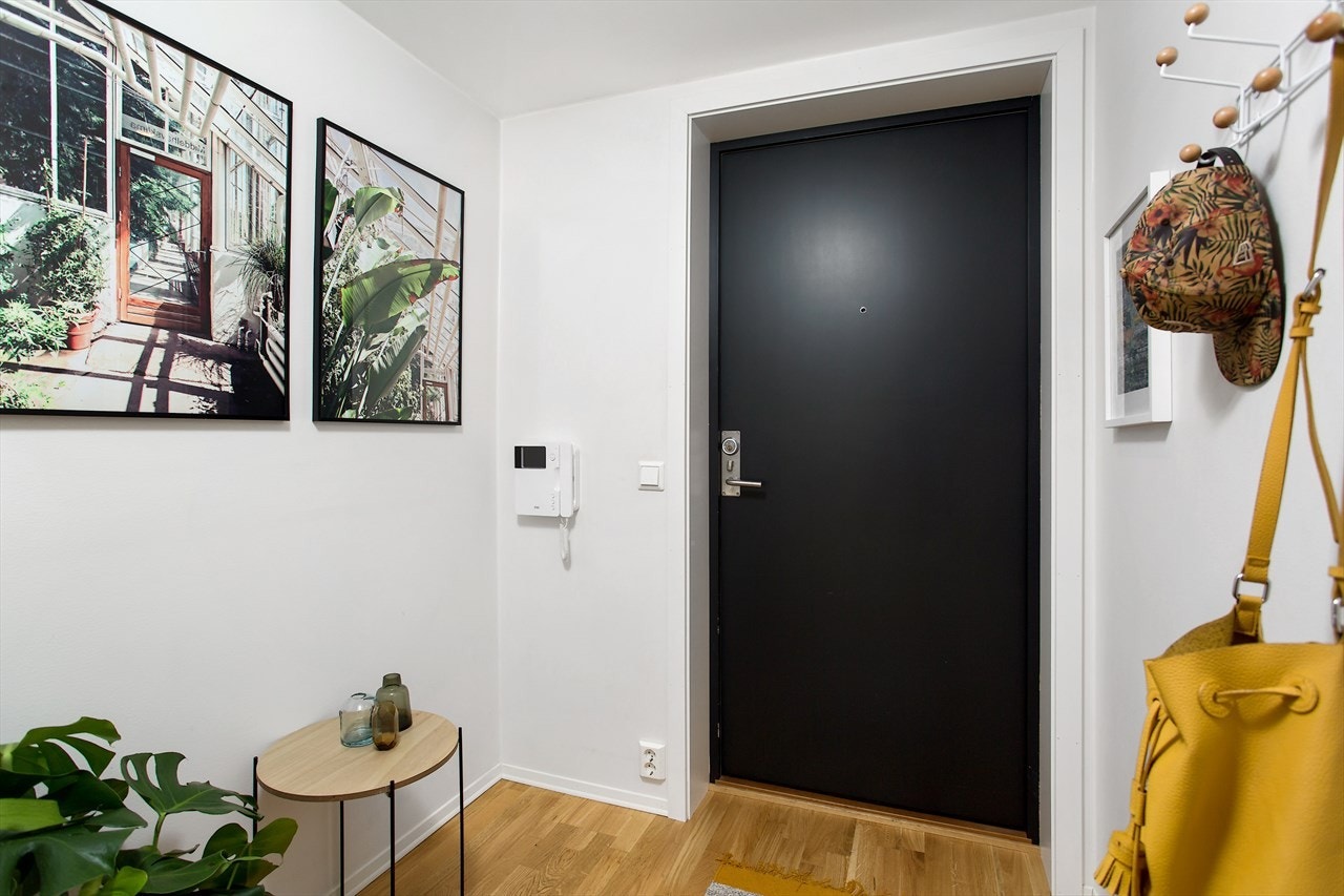 Lys og hyggelig entré med plass til sko og tøy. Galleribilde