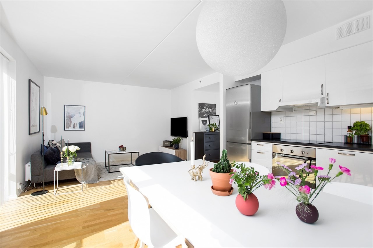 Den åpne stue-/kjøkkenløsningen gjør leiligheten praktisk og sosial. Galleribilde