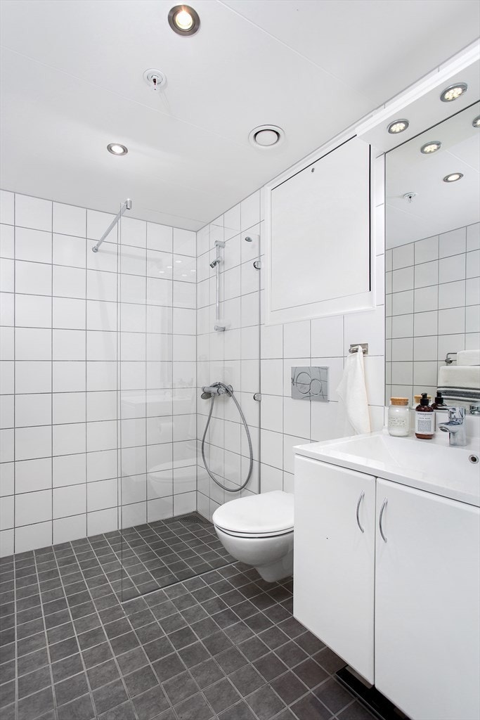 Dusjhjørne med glassvegg og Hansa ett-greps armatur med
hånddusj. Opplegg for vaskemaskin/tørketrommel og 2 stikkontakter på vegg Galleribilde