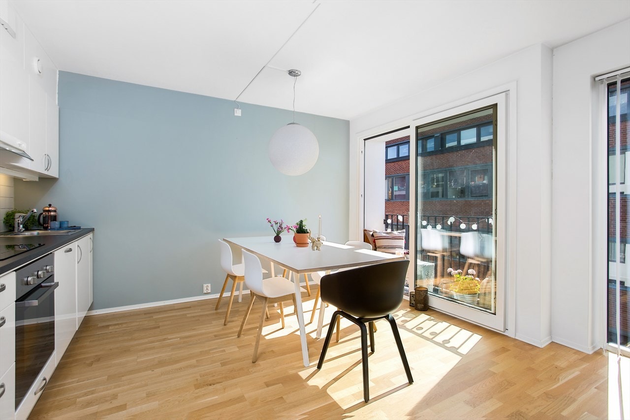 Store vindusflater sørger for en svært lys leilighet. Galleribilde