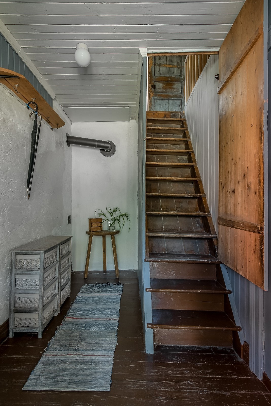 Hall med plats för avhängning på vänster hand och en härlig gammal vindstrappa rakt framme Galleribilde
