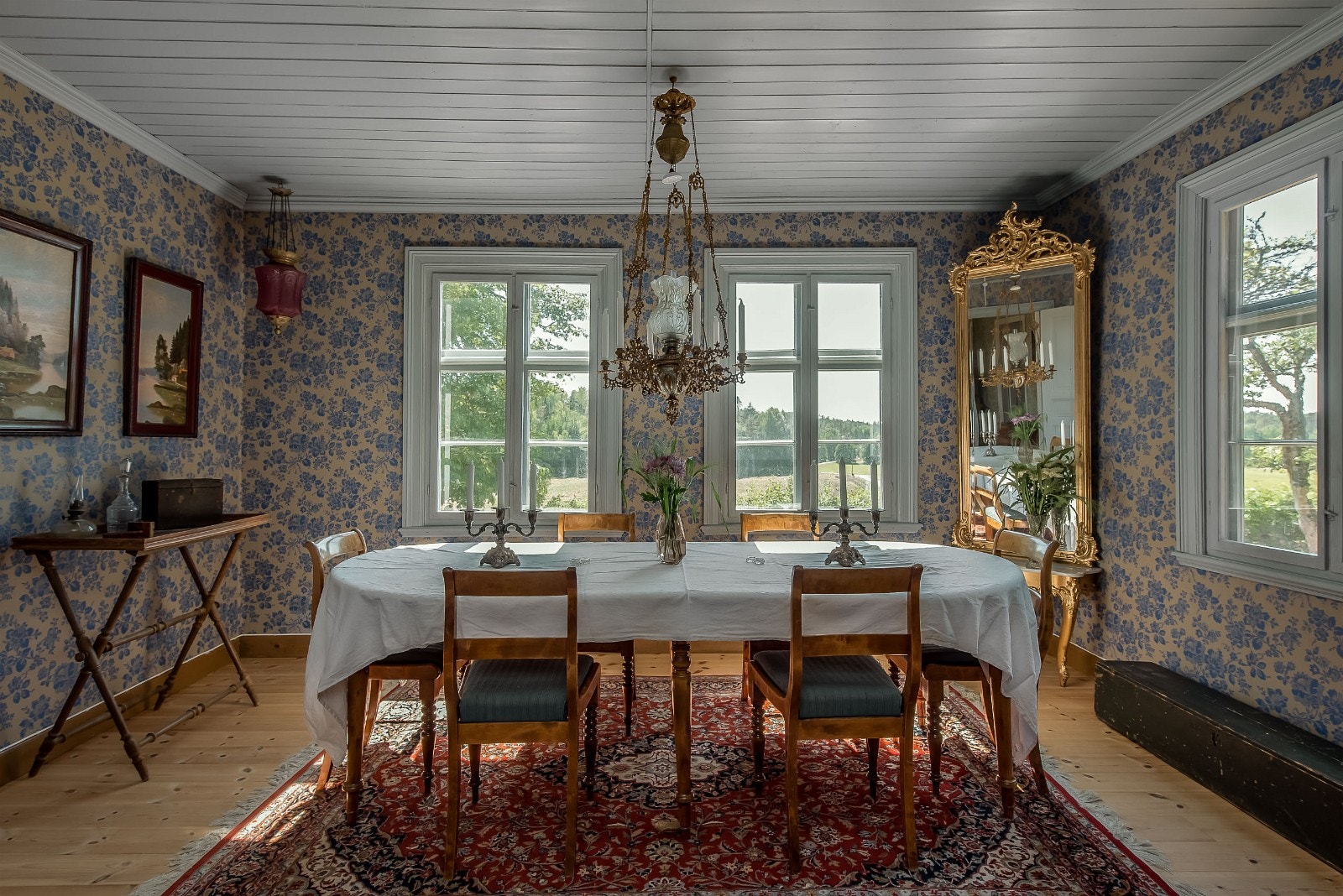 Även finrummet har vackra parställda fönster med vilsam vy över naturen Galleribilde