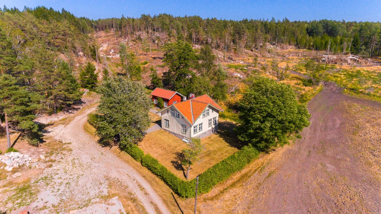 Även marken till vänster om vägen hör till fastigheten (se markering på fastighetskartan) Galleribilde