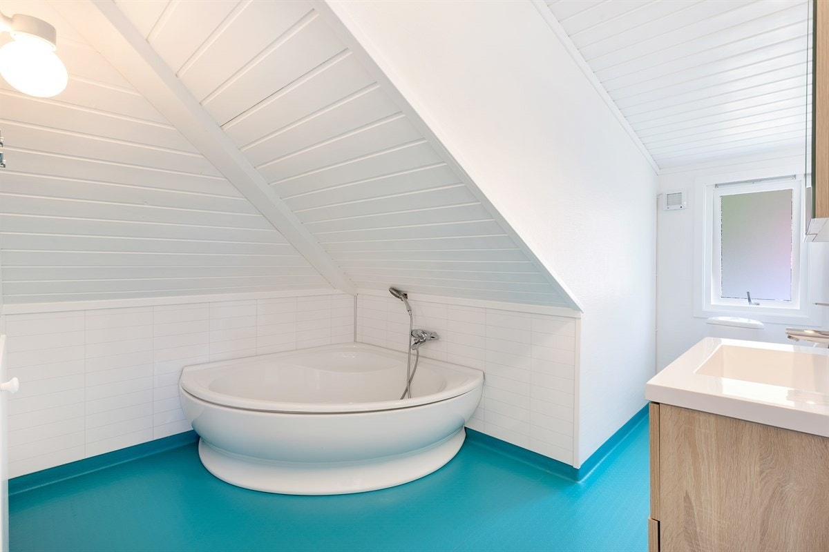 Badet i 3. etg. har hjørnekar Galleribilde