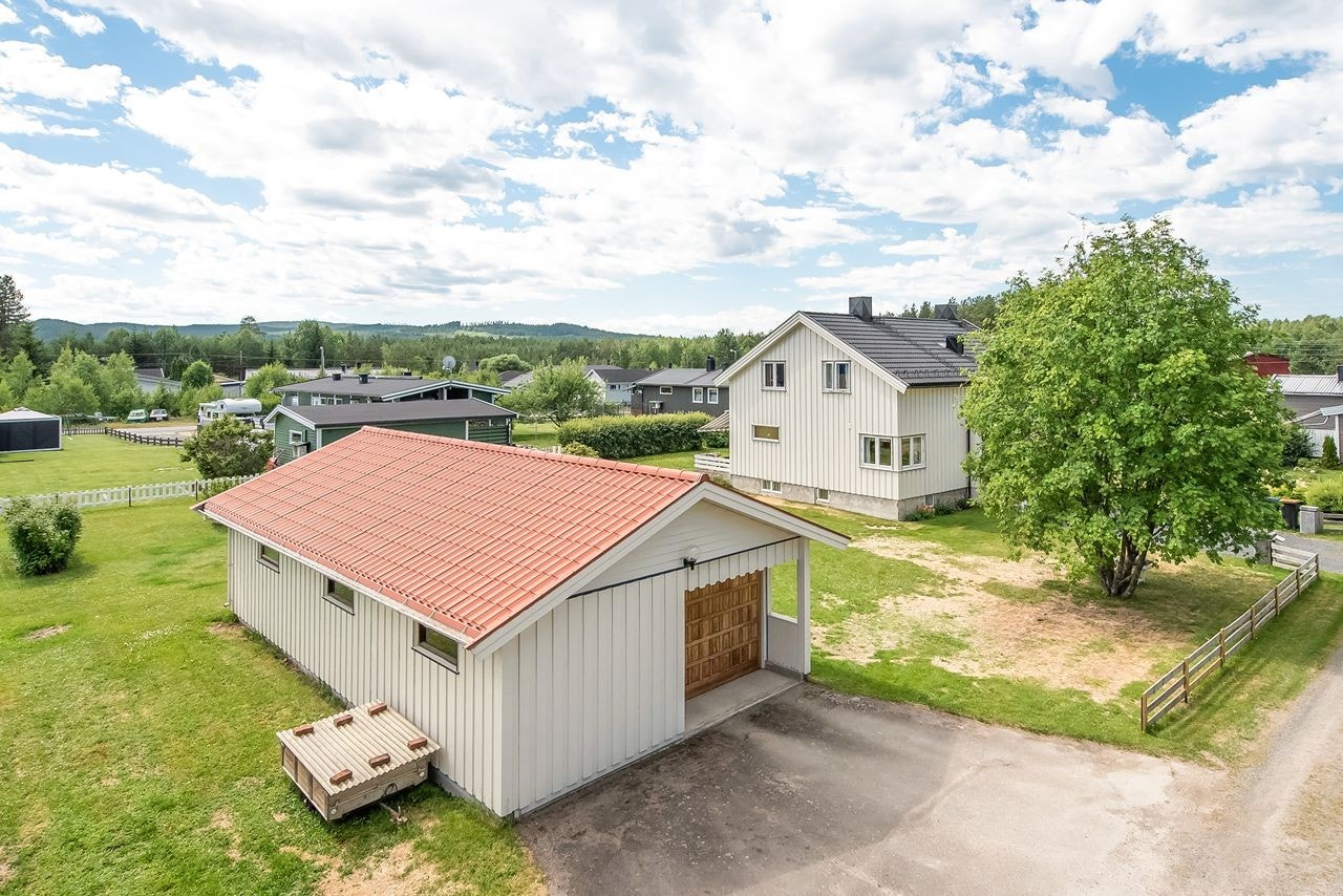 Romslig garasje, med isolert verksteddel på 27 m2 Galleribilde