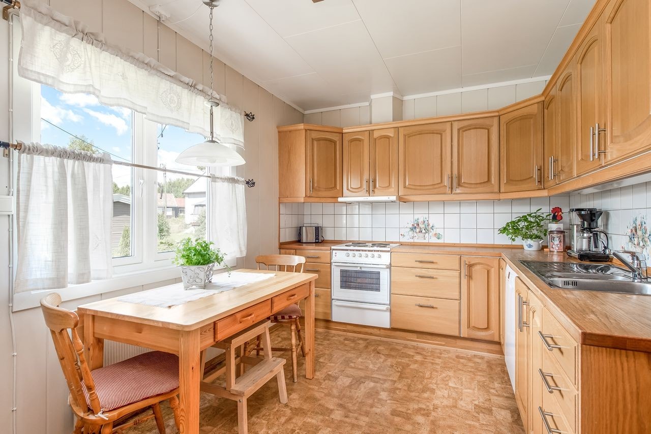 Kjøkken med rikholdig innredning i eik Galleribilde