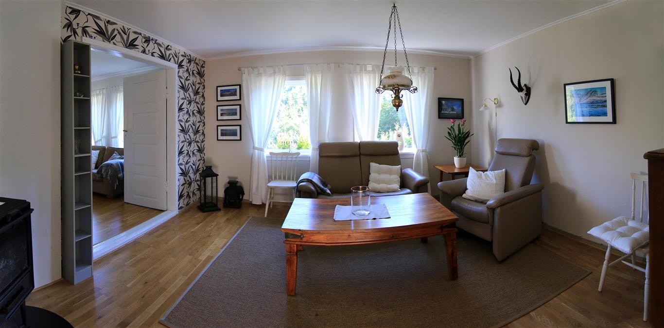 Sånn ser det ut når man står i døra inn fra entreen, og ser inn i vestre stue.. Galleribilde