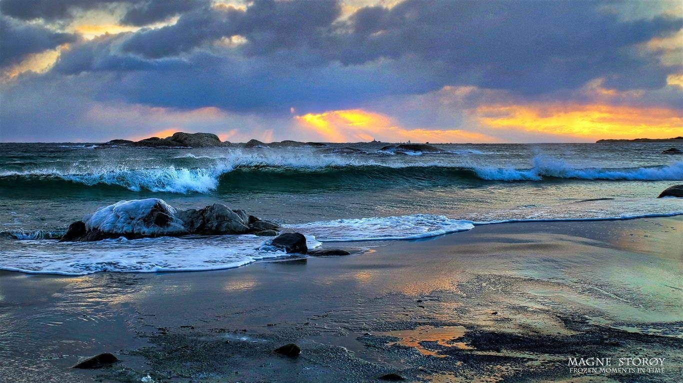 Og liker du å sole deg, fiske i brenningen, gå på tur eller bare nyte naturen er det milevis av flotte strender og sanddyner bare et lite kvarter unna. Her fra Havik. Galleribilde