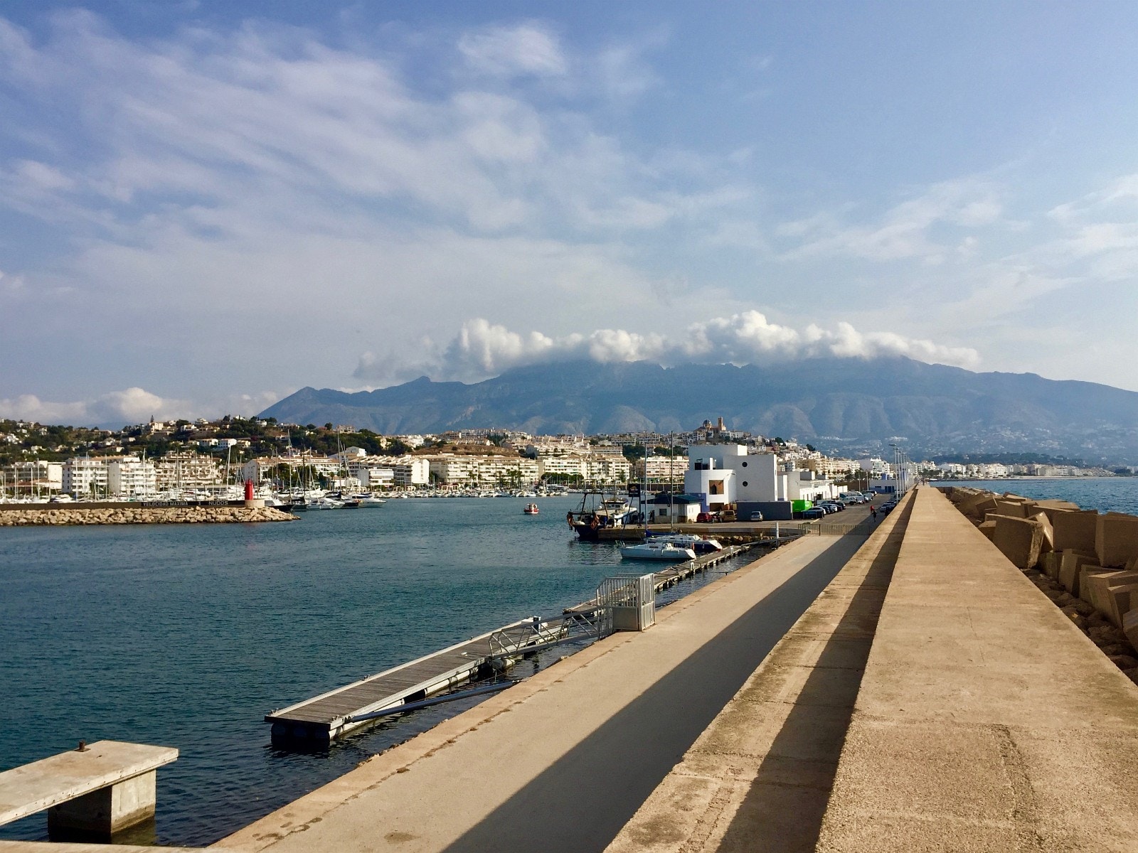 Utsikt fra havna i Altea mot byen og Sierra Bernia Galleribilde