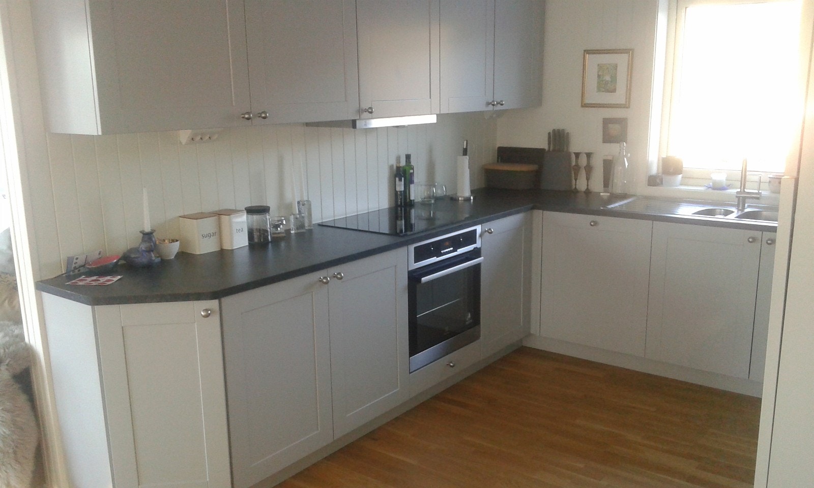 Moderne kjøkken med alt man trenger. Galleribilde