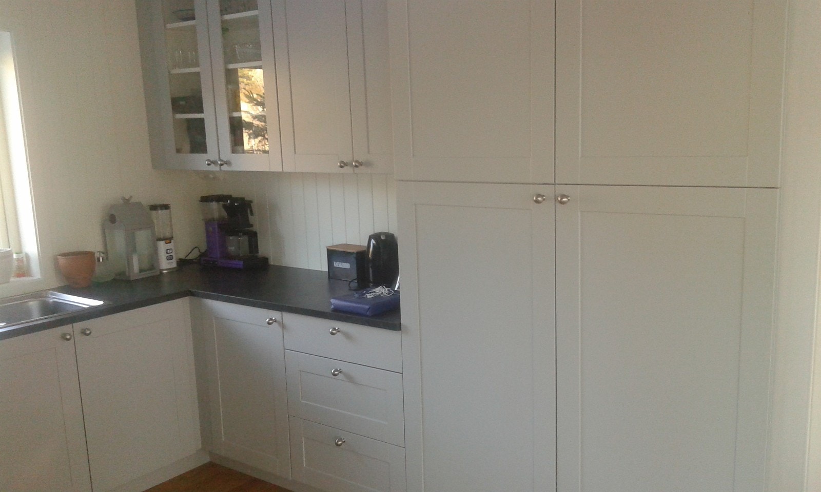 Kjøkkenet har bl.a. kaffetrakter, kjøleskap, vaffeljern, eltemaskin, og ellers alt nødvendig utstyr. Galleribilde