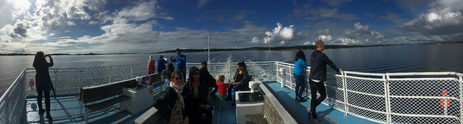 Det går tre ferger til Søndre Sandøy - én hver time ca:). Sms 92200182 Galleribilde