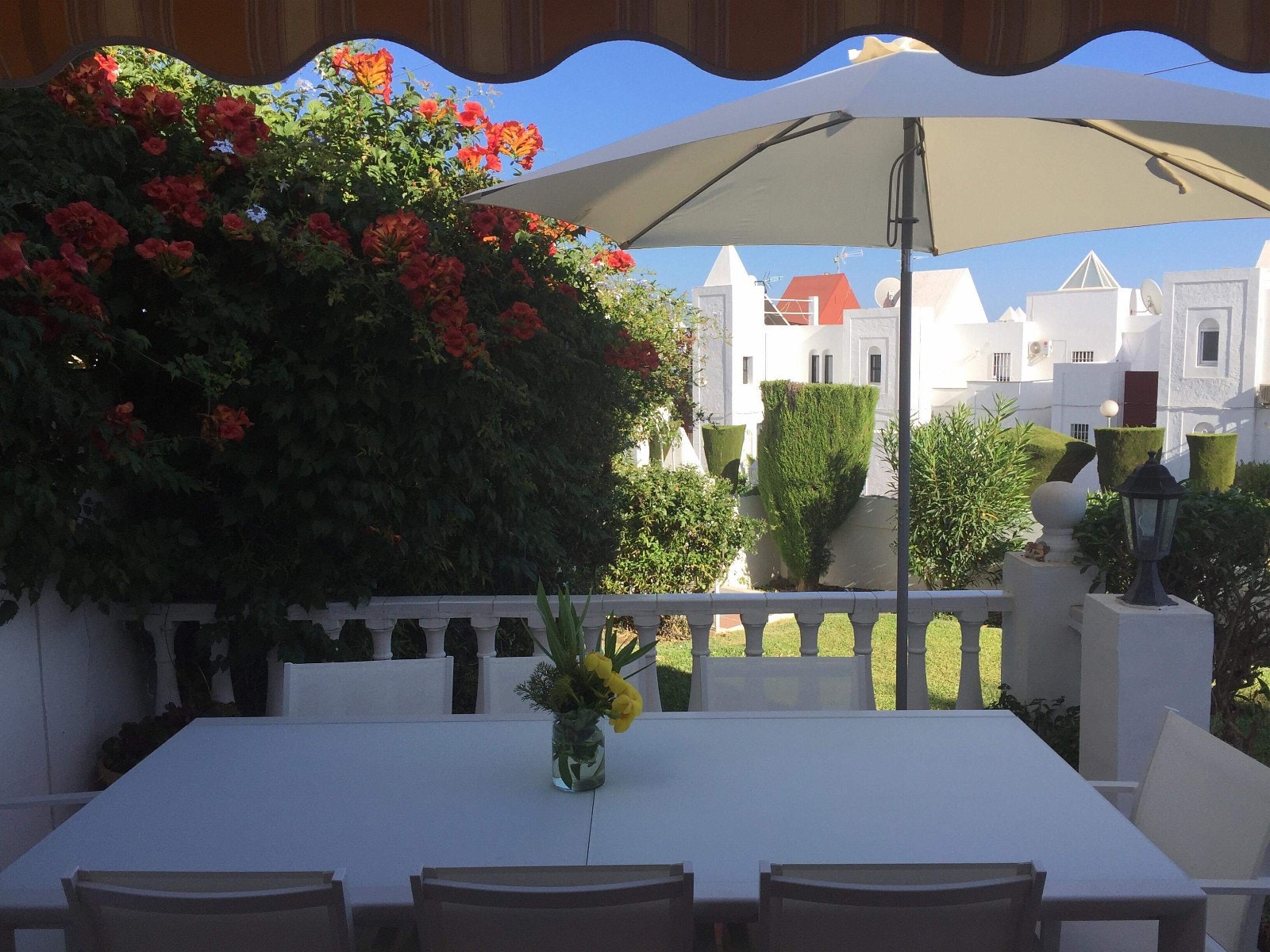 Uteplassen nede, med god plass på terrassen Galleribilde